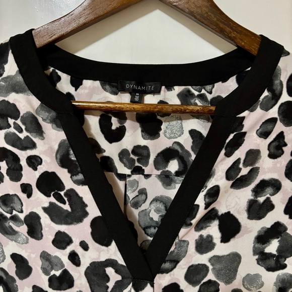Dynamite| Blush Animal Print Top with Black Accents & 3/4 Zipper Sleeves Sz M - Picture 2 of 4